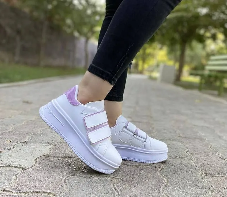 کتانی چسبی ساده زنانه سفید و یاسی، رنگ بنفش، بند چسبی، پاشنه بلند