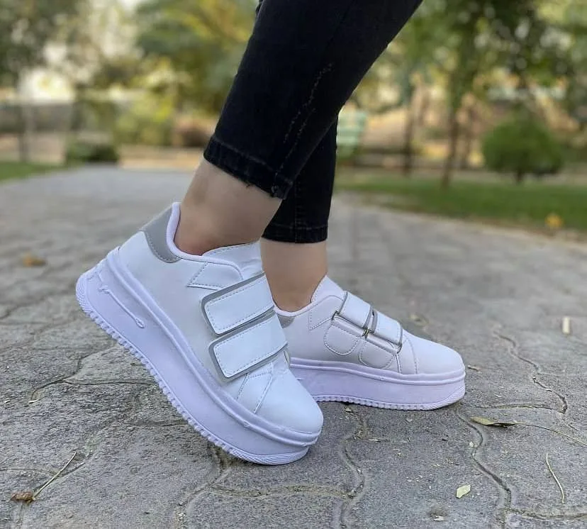 کتانی چسبی ساده زنانه سفید و یاسی — عکس ۳