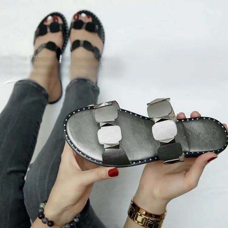 صندل زنانه، رنگ مشکی و نقره‌ای، جنس چرم، تخت، بندی