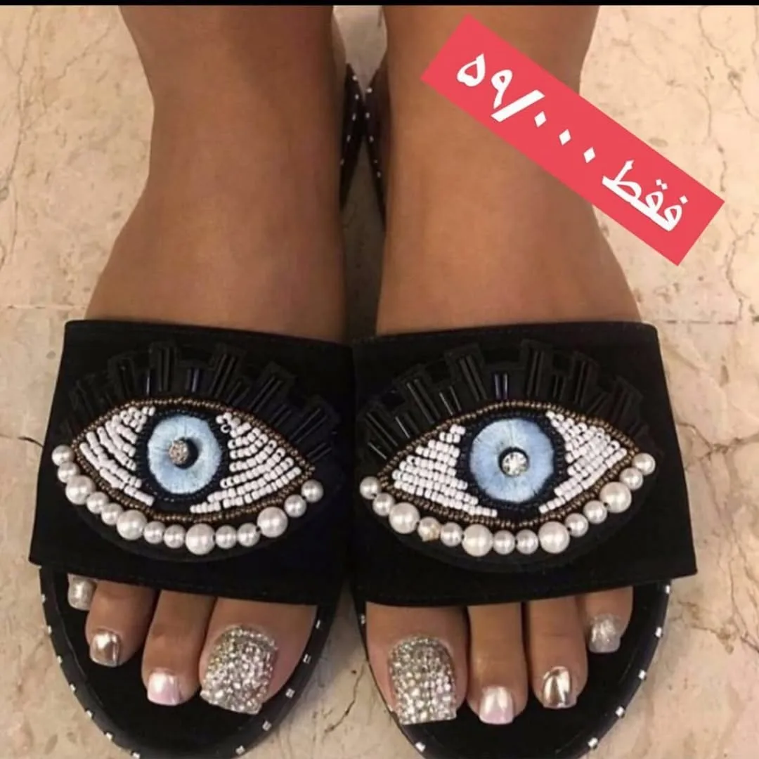 صندل زنانه، رنگ مشکی، سفید و آبی، طرح سنگ‌دوزی، صندل تخت جلو باز