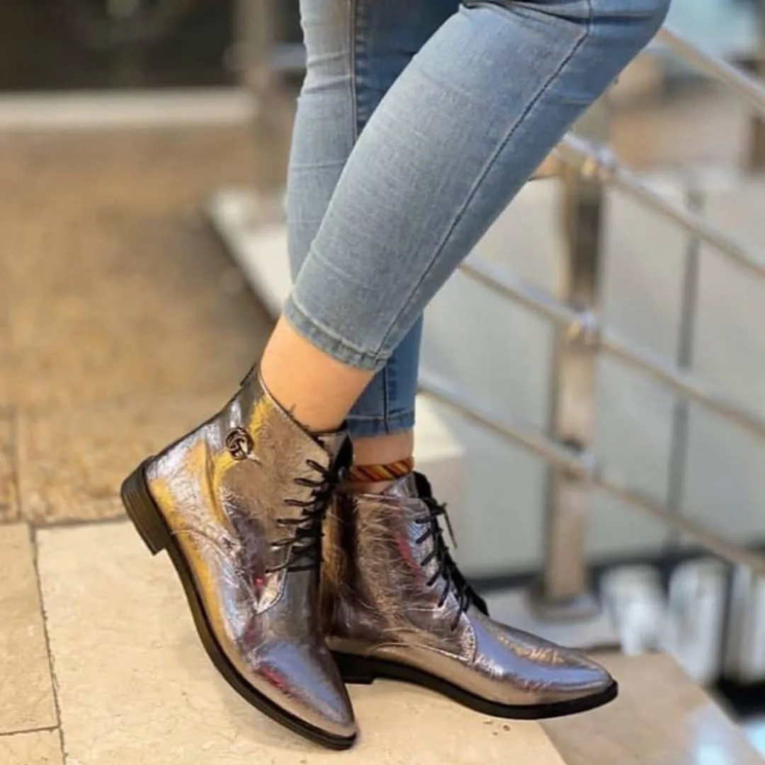 بوت جنس چروک، رنگ نقره‌ای و مشکی، جنس چرم، ساق‌دار، بنددار، پاشنه کوتاه