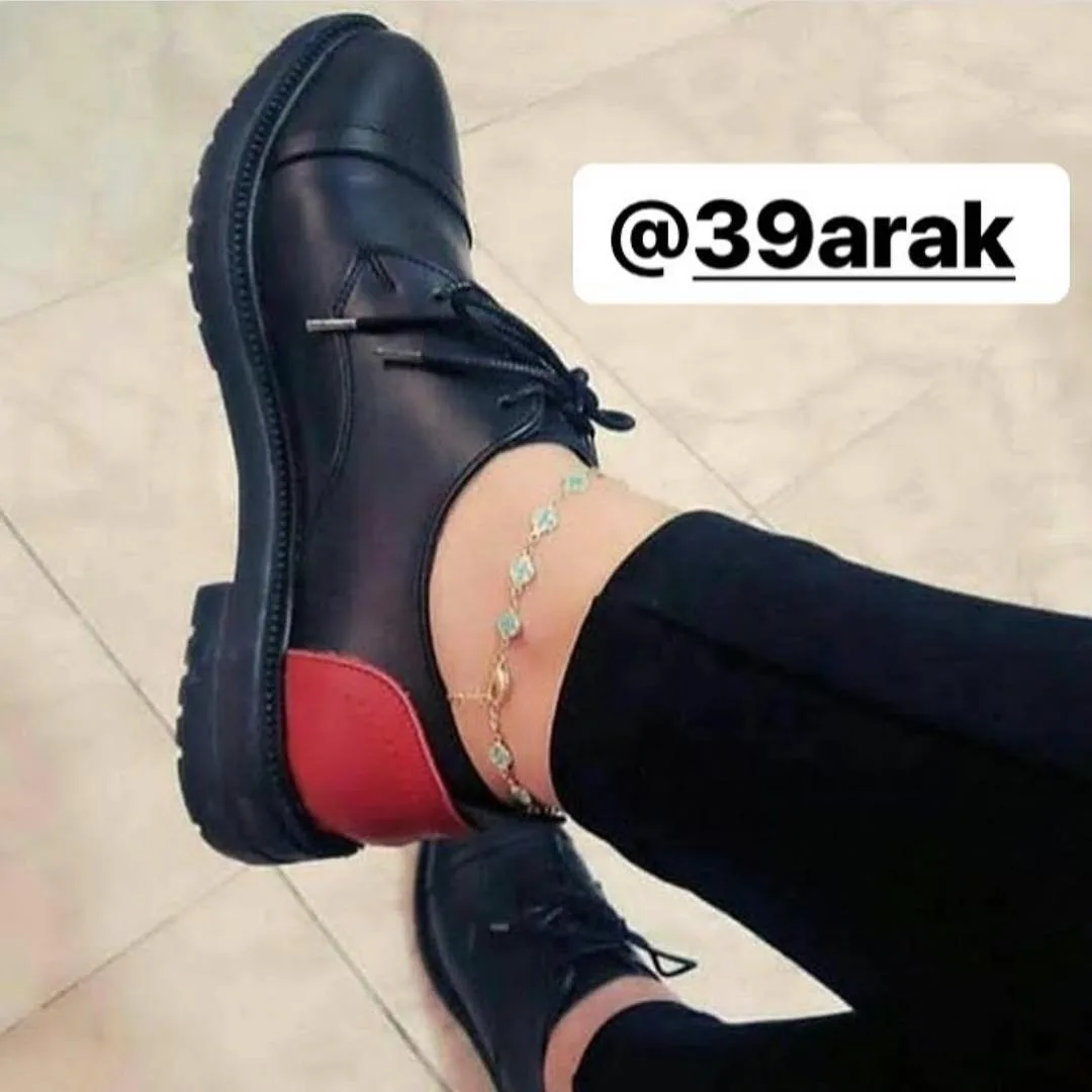 کفش نیم‌بوت دخترانه، رنگ مشکی و قرمز، جنس چرم، نیم‌بوت بندی، پاشنه تخت