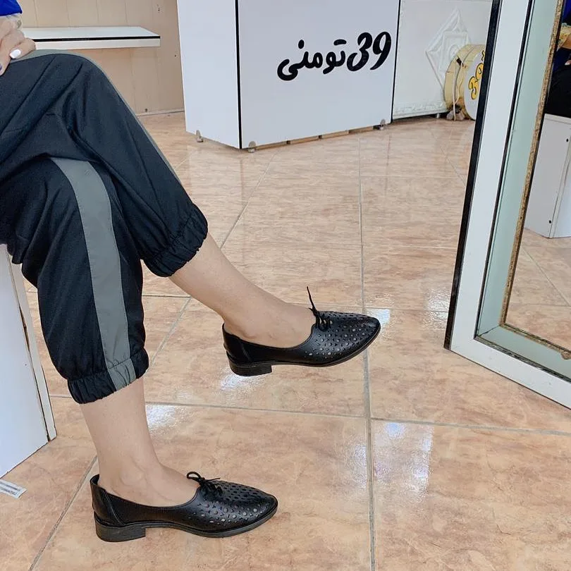 کفش کالج زنانه، رنگ مشکی، جنس چرم، تخت، بنددار