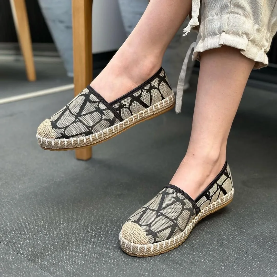 کفش کنفی اسپرت، رنگ کرم و مشکی، جنس پارچه، طرح هندسی، بدون بند راحتی
