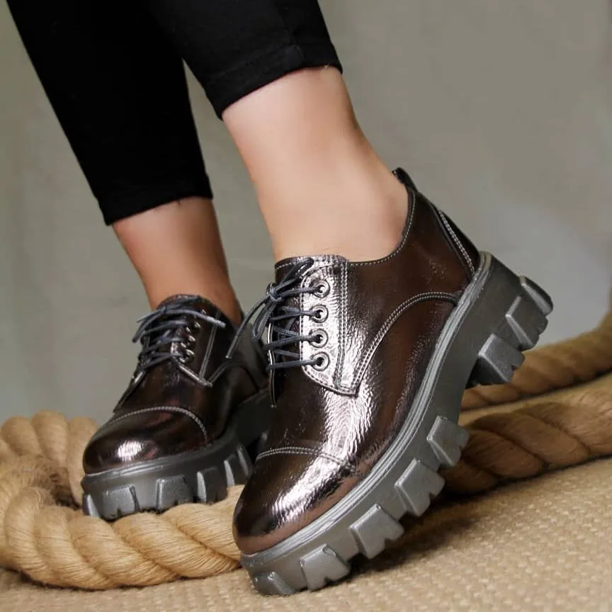 کفش زنانه، رنگ قهوه‌ای متالیک و خاکستری، جنس چرم، کفش ساق‌دار، پاشنه تخته
