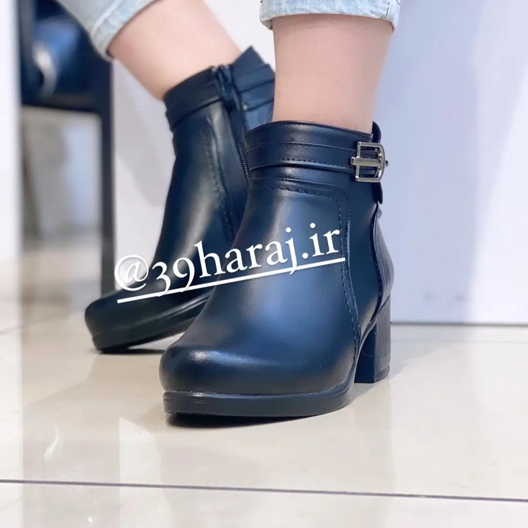 نیم‌بوت اسپرت زنانه، رنگ سرمه‌ای، جنس چرم، ساق کوتاه، پاشنه بلند، سگک‌دار