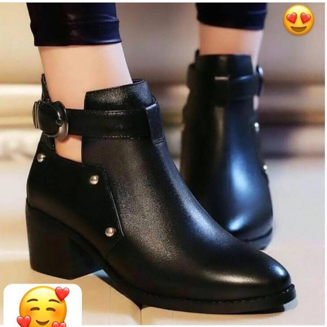 بوت زنانه، رنگ مشکی، جنس چرم، نیمبوت پاشنهدار سگکدار