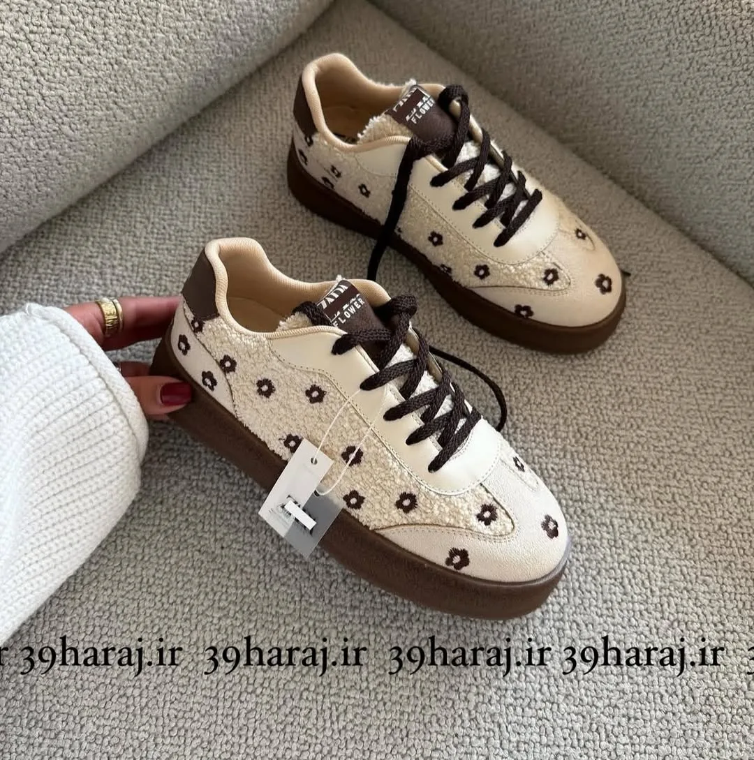 کفش کتانی تدی گلدوزی، رنگ کرم و قهوه‌ای، جنس جیر، طرح گلدار، بنددار، لبه گرد