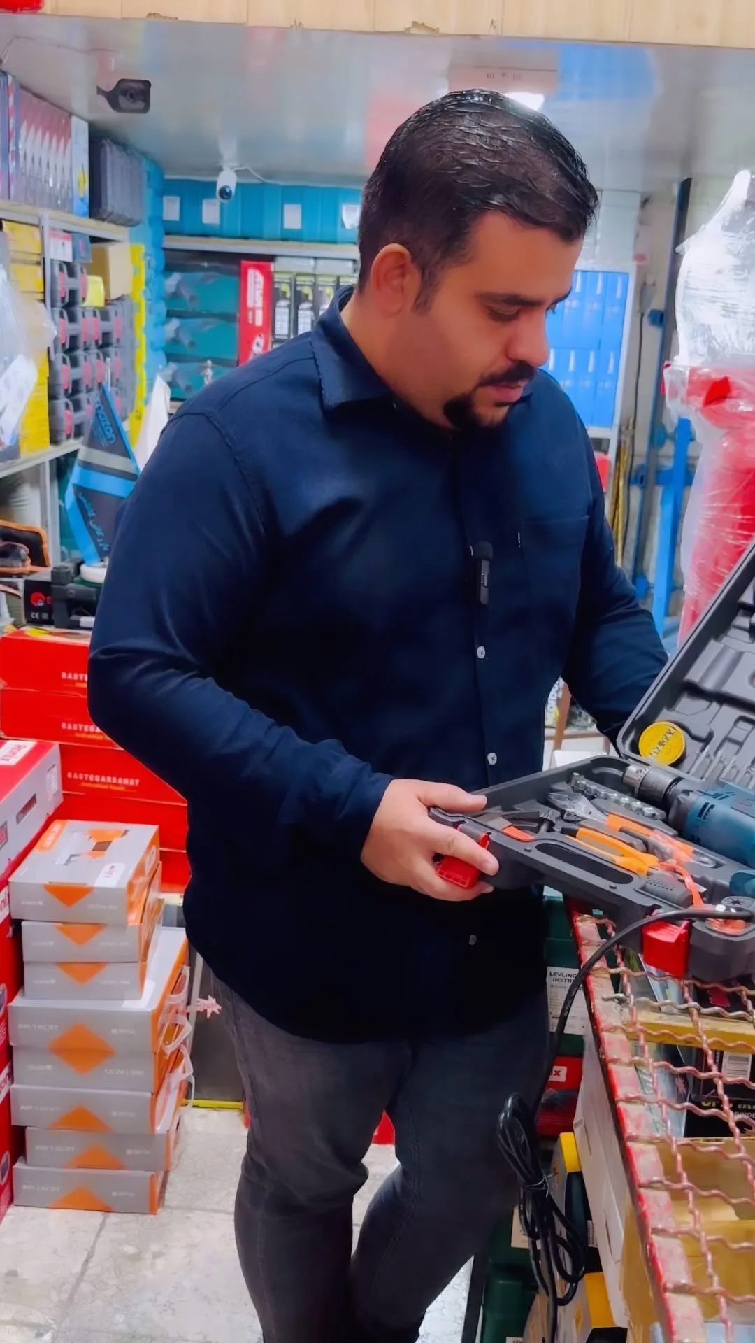 مجموعه ابزار برقی کیفی، رنگ مشکی و نارنجی، جنس پلاستیک و فلز، کیف ابزار سخت با محفظه