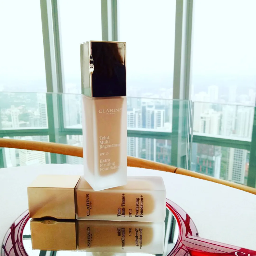کرم پودر اکسترا فیرمینگ SPF15 کلارنس، رنگ بژ، طلایی و شفاف، جنس شیشه و پلاستیک، بطری پمپی شیشه‌ای