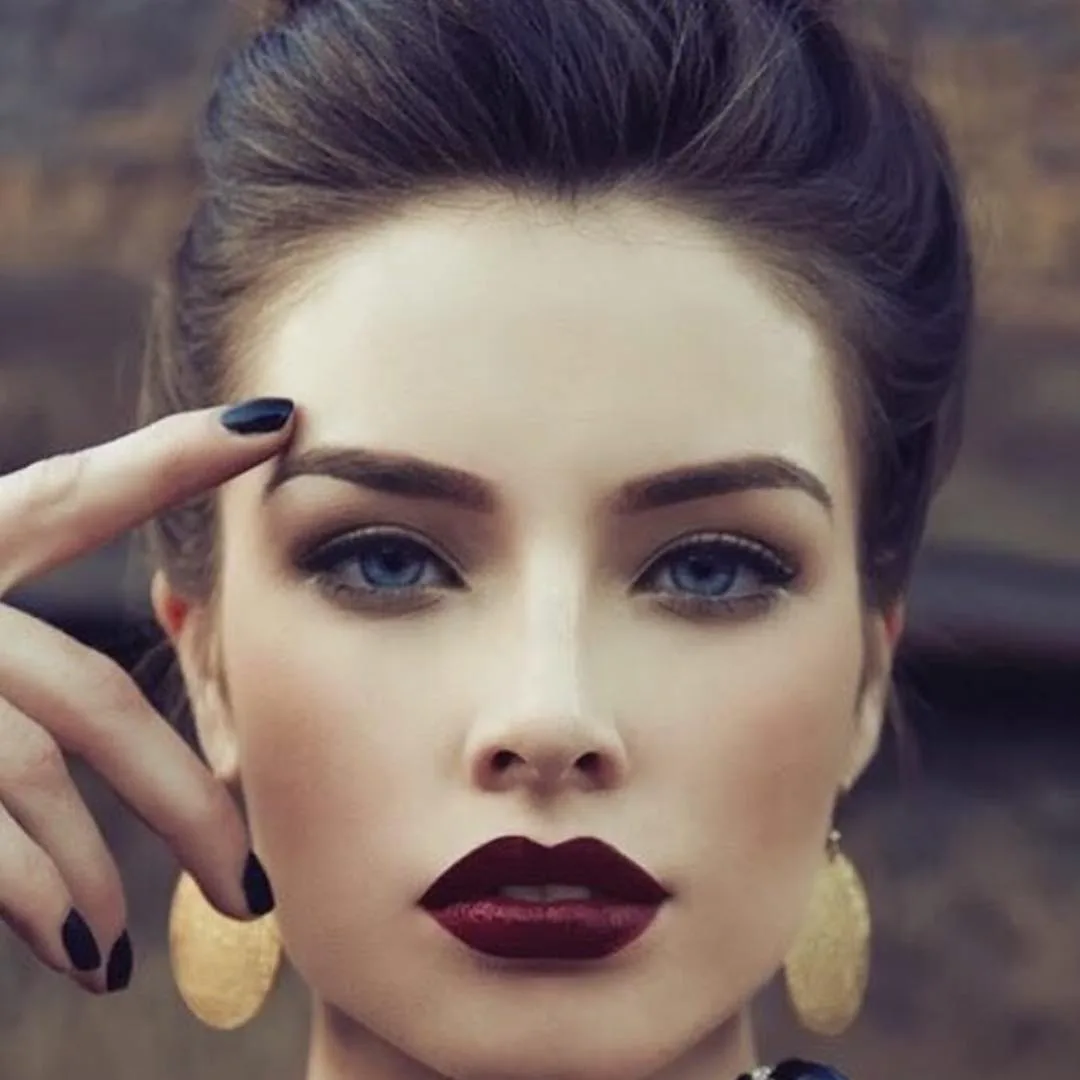 رژ لب رنگ Sin مک، رنگ زرشکی، مات