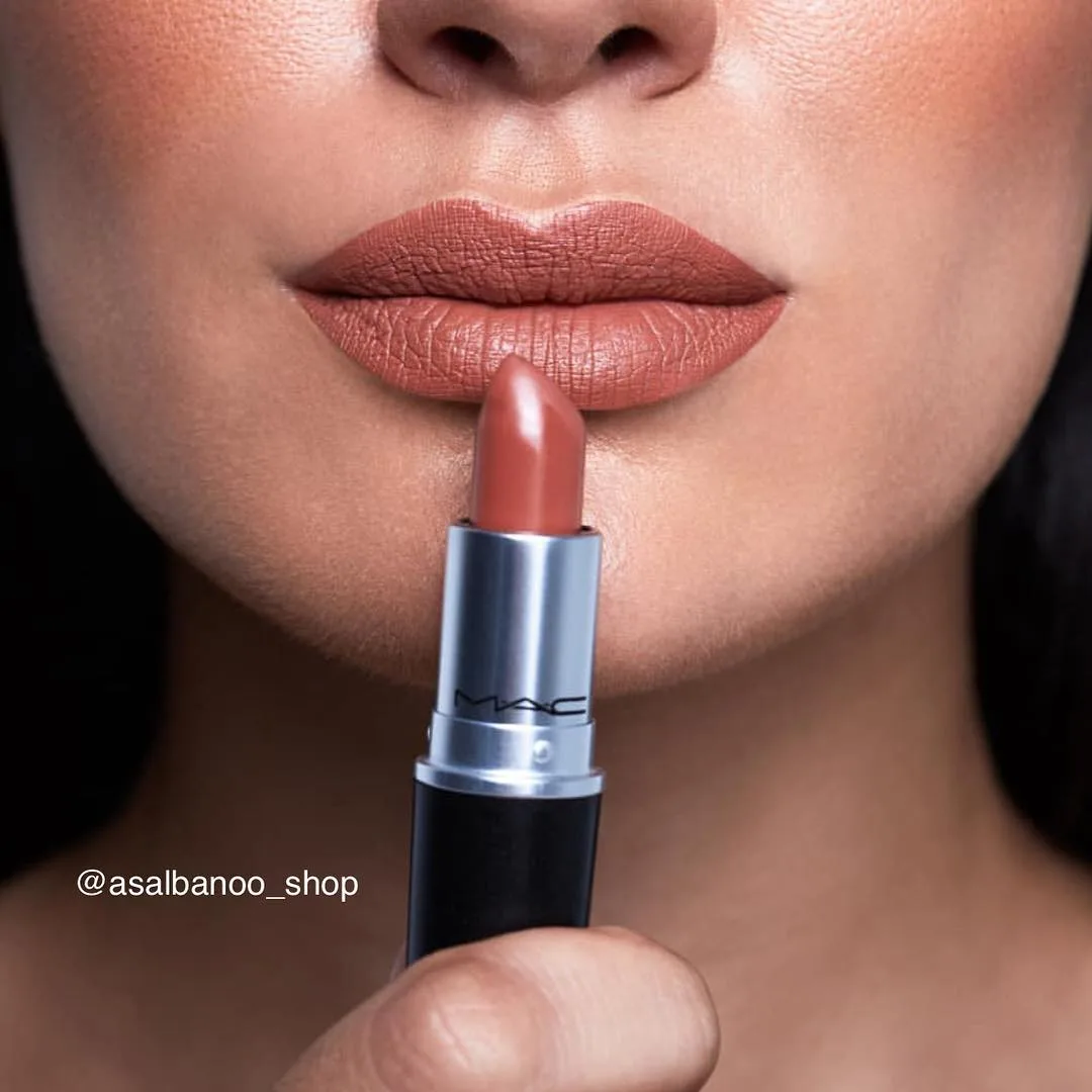 رژ لب مک، رنگ قهوه‌ای، مشکی و نقره‌ای، جنس فلز و پلاستیک، استوانه‌ای پیچی