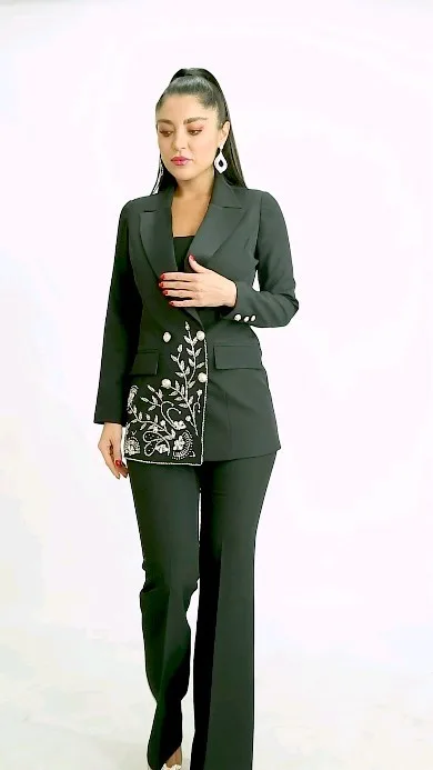 ست کت و شلوار زنانه مدل آوا، رنگ مشکی، طرح گلدوزی، کت بلند، یقه انگلیسی