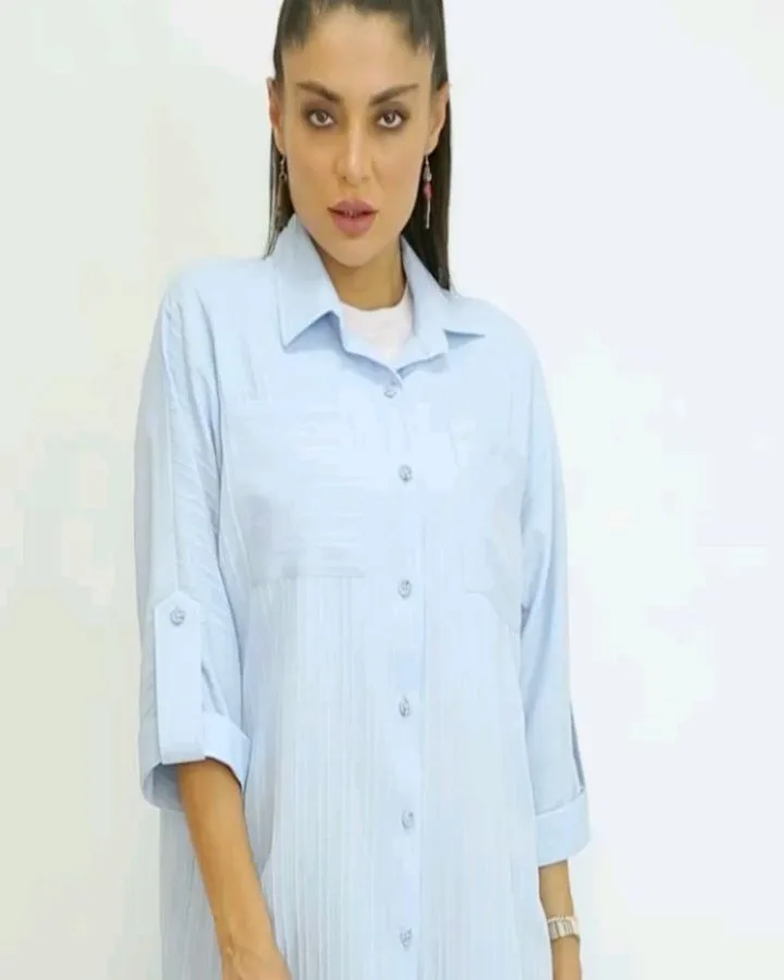 شومیز زنانه مدل چوبی بارکدی، رنگ آبی روشن، بلند تا باسن، یقه برگردان، آستین بلند