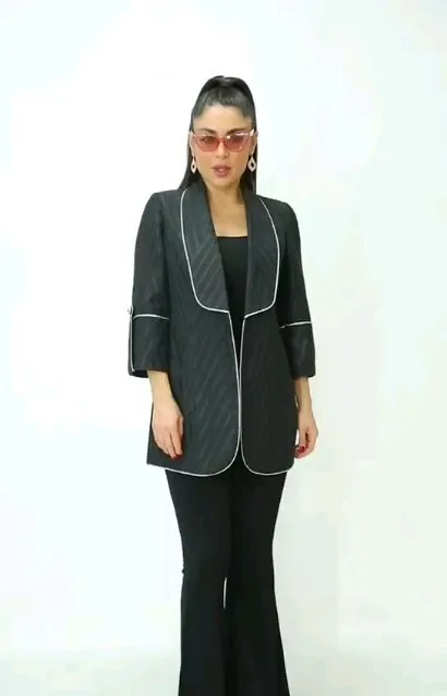 کت زنانه مدل نوا ژاکارد، رنگ مشکی و سفید، جنس پارچهای، بلند، یقه انگلیسی، آستین سه ربع، جذب