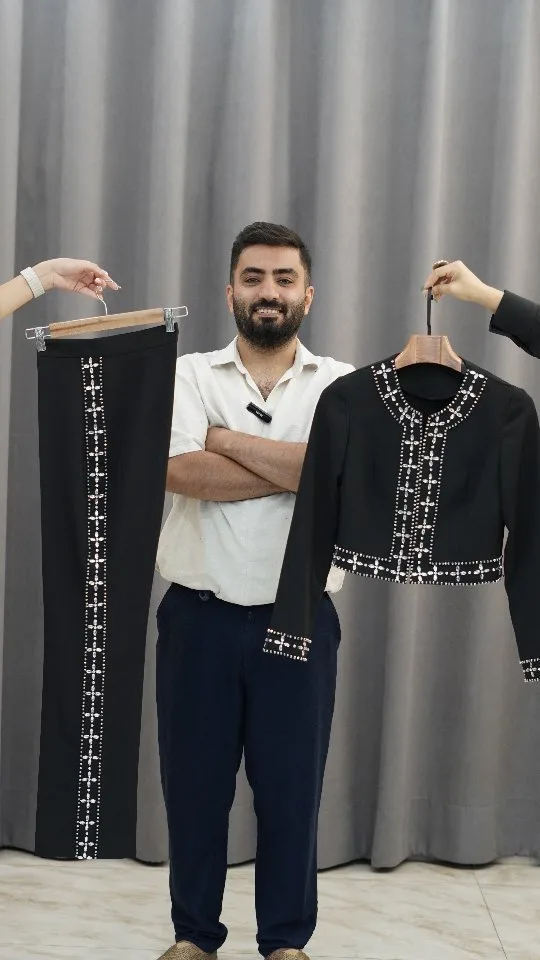 ست کراپ کت و شلوار مهرسانا، رنگ مشکی و سفید، طرح گلدوزی، کت کوتاه، شلوار راحت