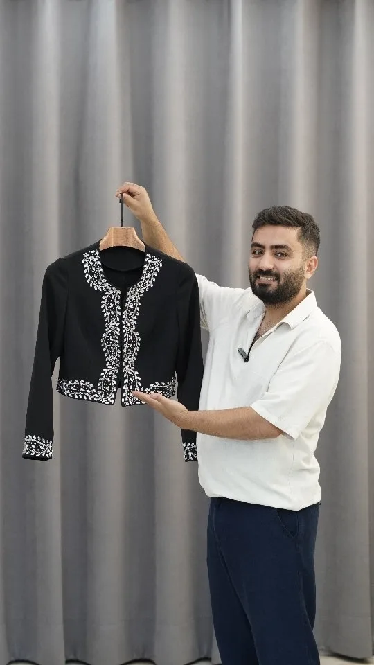 ست کراپ کت و شلوار ماهور، رنگ مشکی و سفید، طرح گلدوزی، کوتاه، آستین بلند، یقه گرد