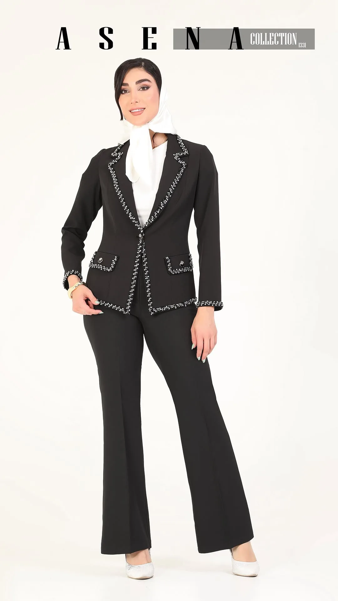 کت و شلوار مجلسی زنانه، رنگ مشکی، جنس کرپ، طرح سنگدوزی، کت جیبدار، شلوار راسته
