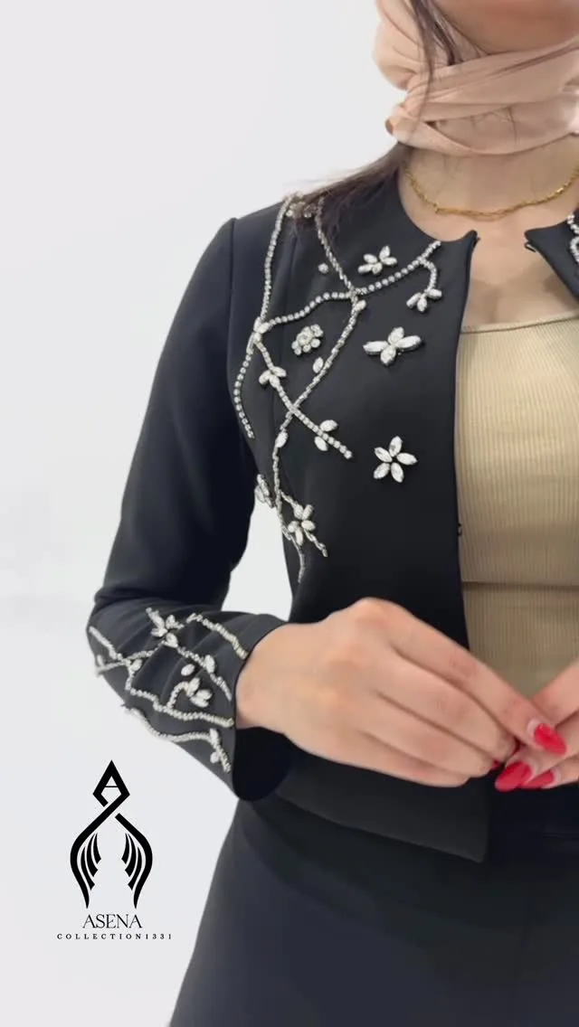کت و شلوار مجلسی زنانه، رنگ سیاه، نقرهای و کرم، طرح سنگدوزی، کوتاه، یقه گرد، آستین بلند، جذب