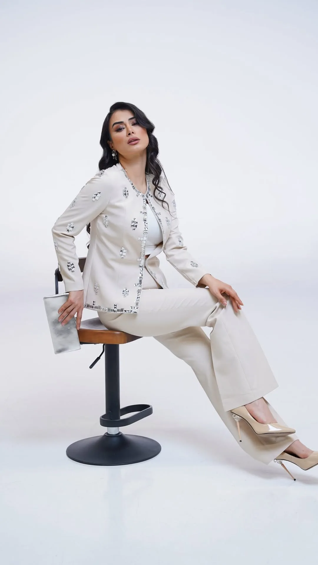 کت و شلوار مجلسی زنانه، رنگ کرم، طرح گلدوزی، کوتاه، یقه گرد، آستین بلند، جذب