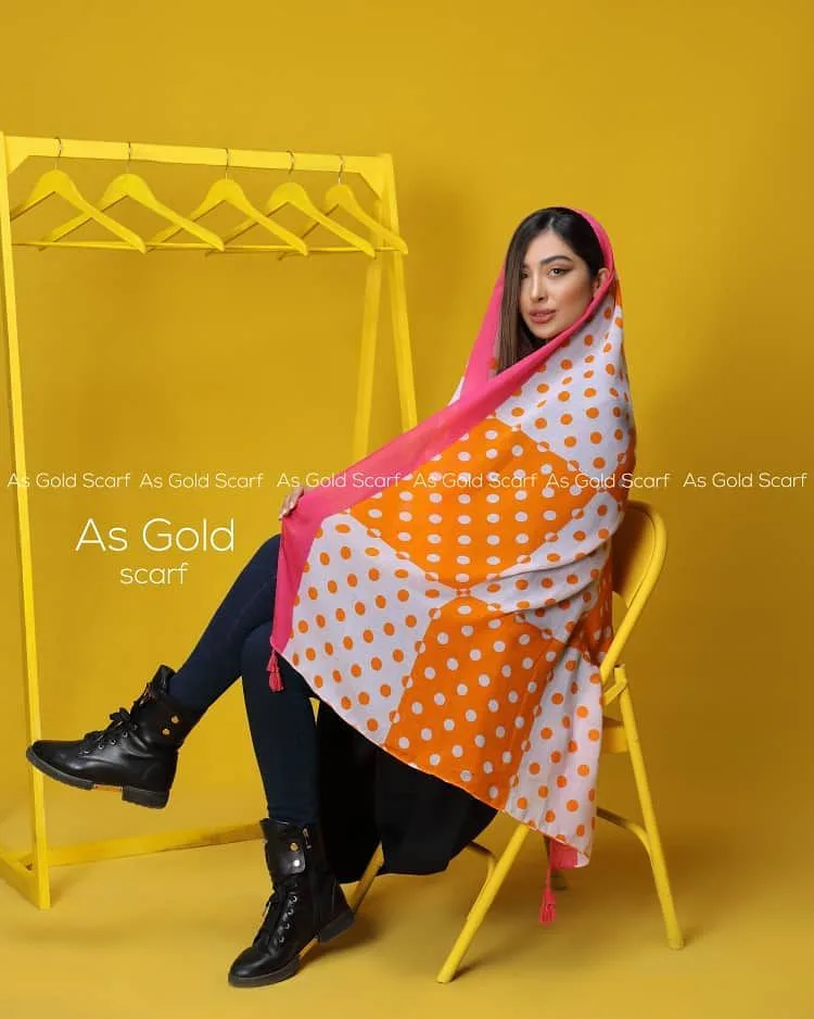 روسری زنانه، رنگ صورتی، نارنجی و سفید، طرح خال‌دار، بزرگ، قواره‌دار