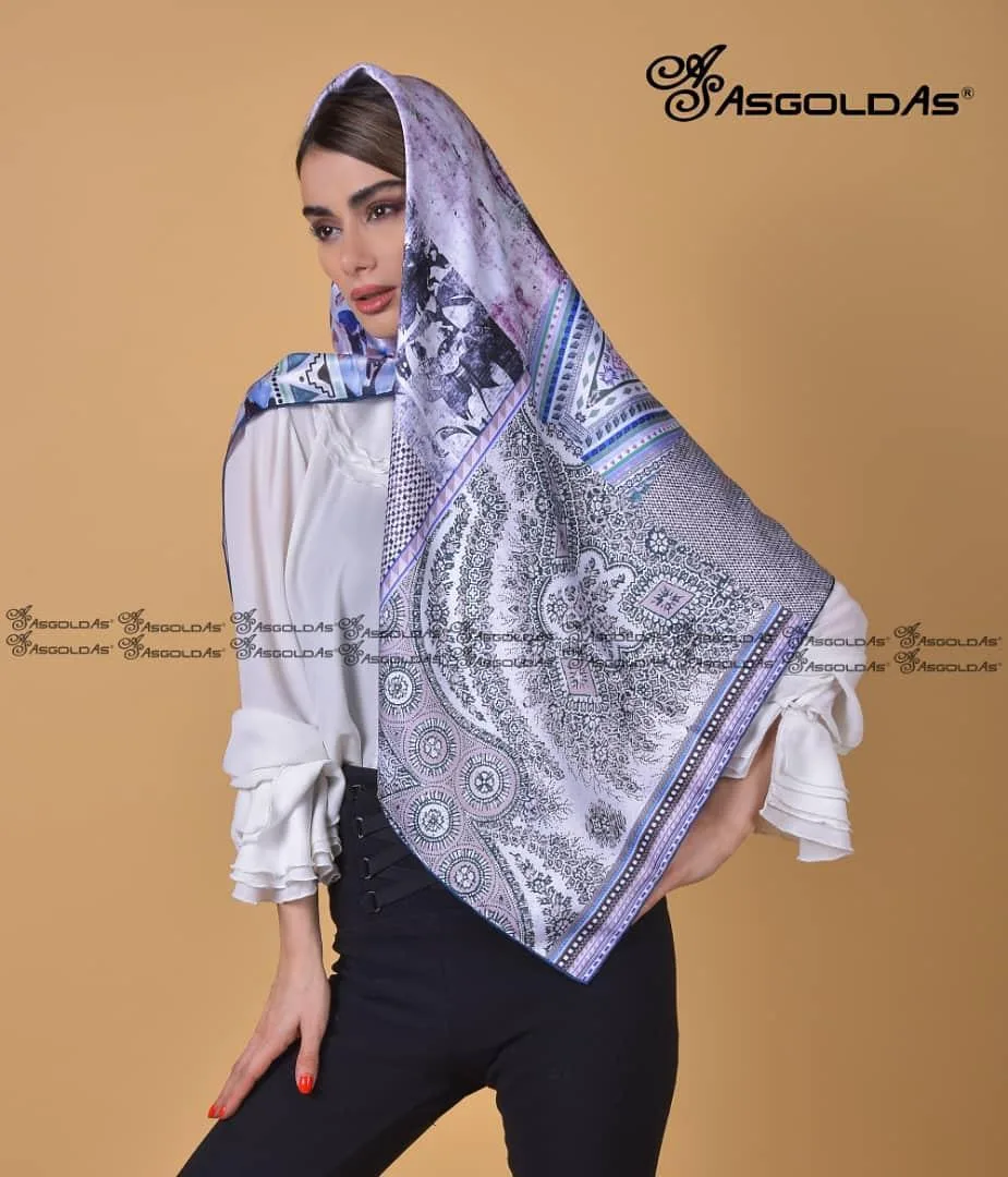 روسری ابریشم دیجیتال قواره ۱۱۰، رنگ بنفش، سفید و آبی، مربع