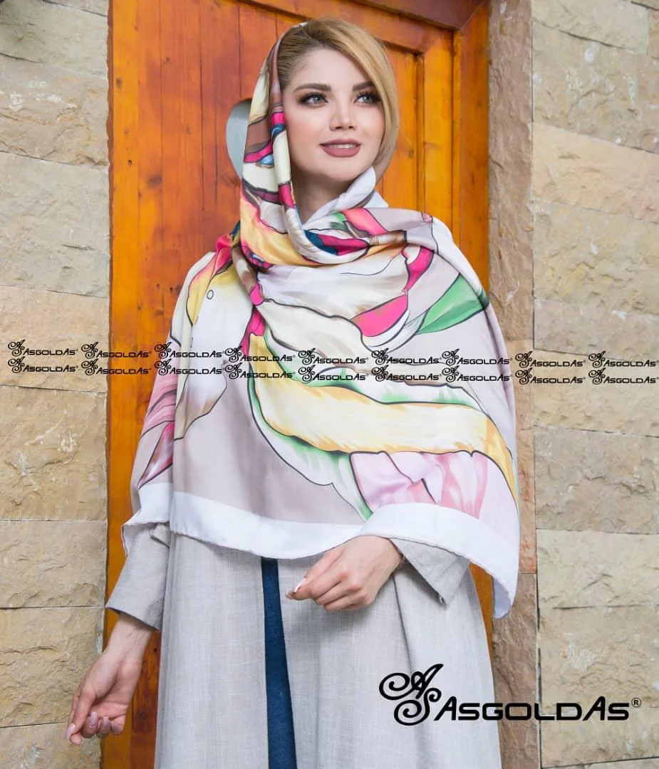 روسری نخ ابریشم قواره ۱۱۰، رنگ سفید، صورتی و زرد، طرح گلدار، مربع