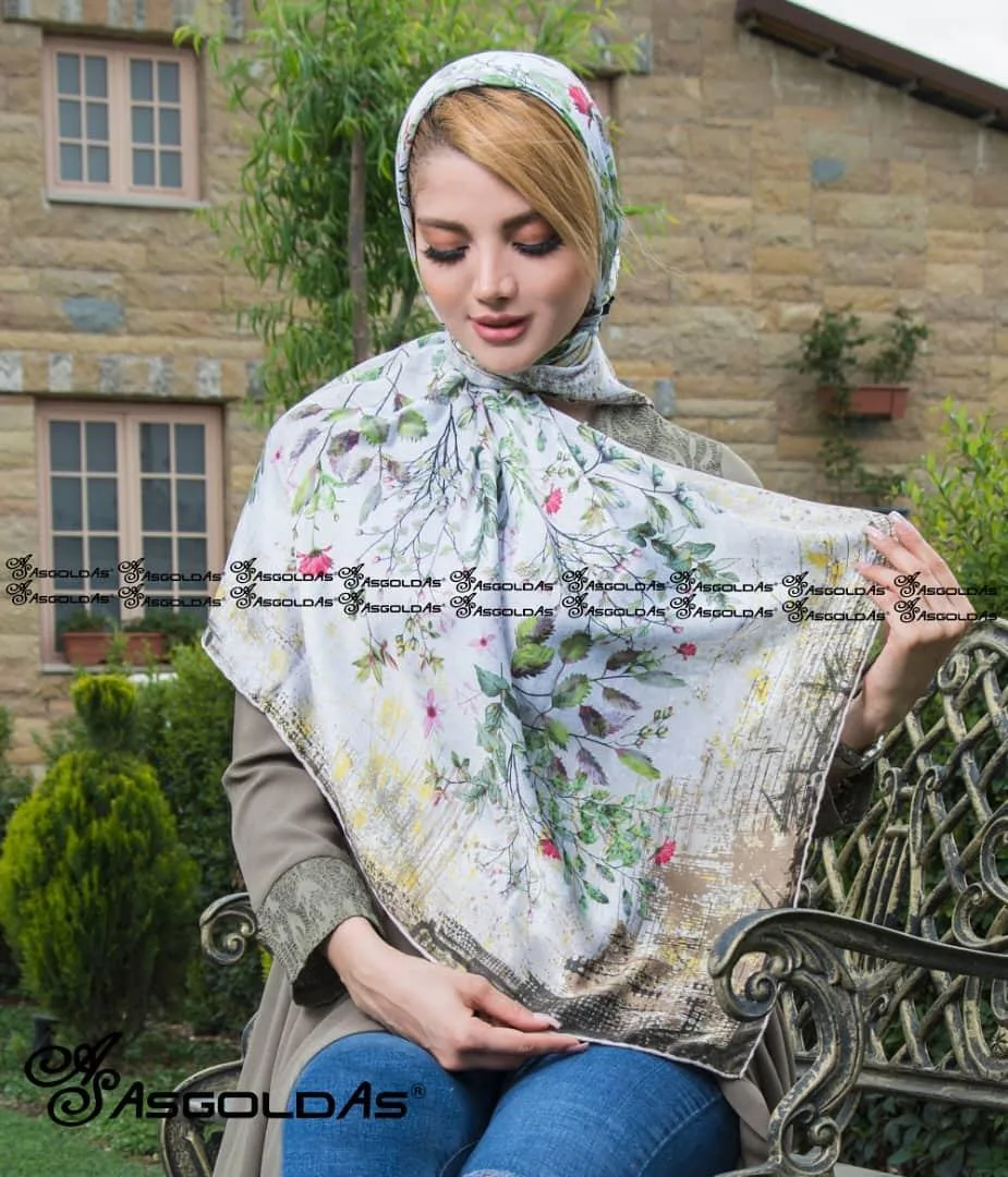 روسری زنانه، رنگ سفید، سبز و صورتی، طرح گلدار، قواره‌دار