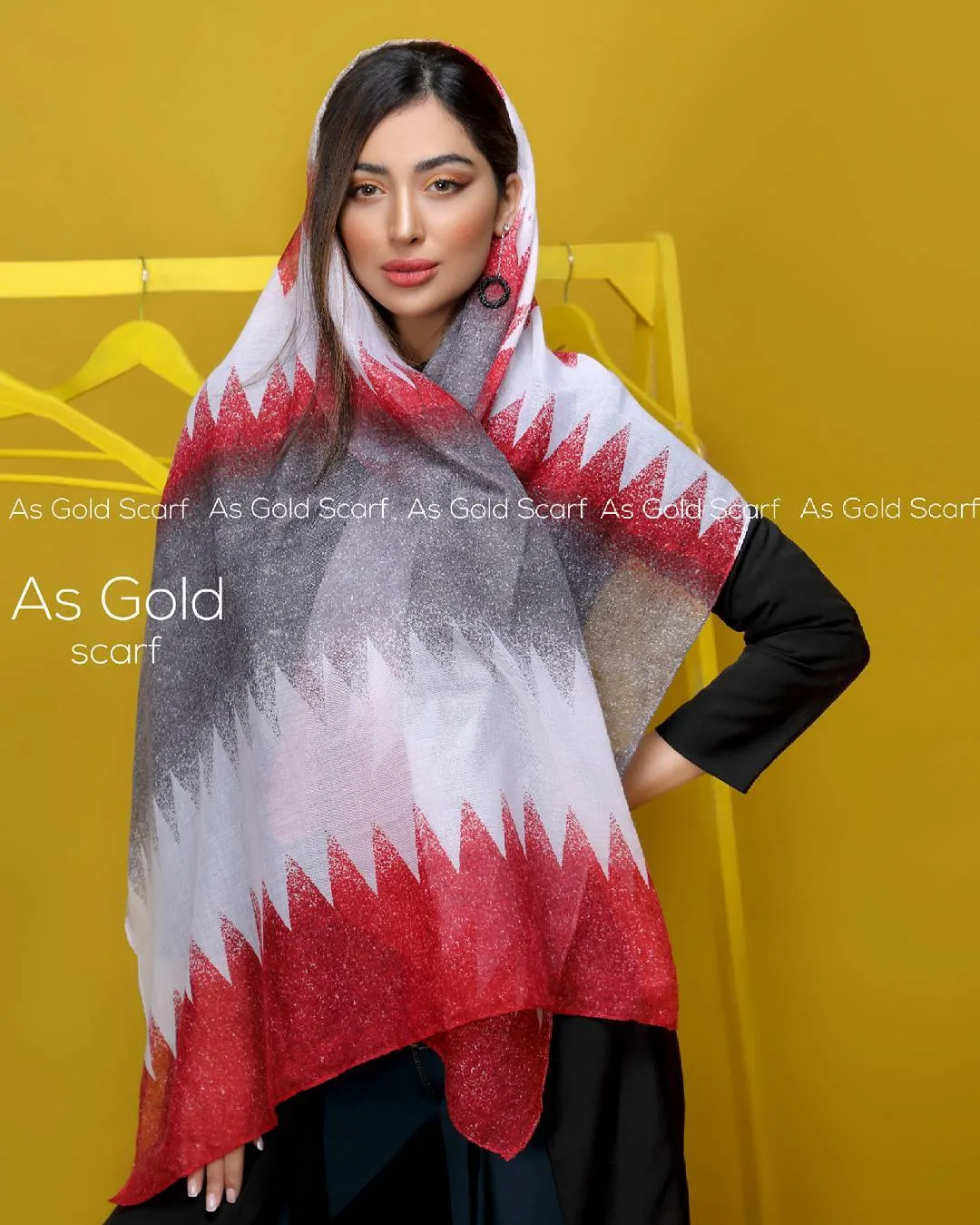روسری زنانه، رنگ قرمز، سفید و طوسی، طرح هندسی، روسری بزرگ قواره‌دار