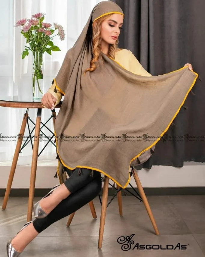 شال نخی کتان منگوله دار، رنگ قهوه‌ای و زرد، مستطیلی، لبه زرد