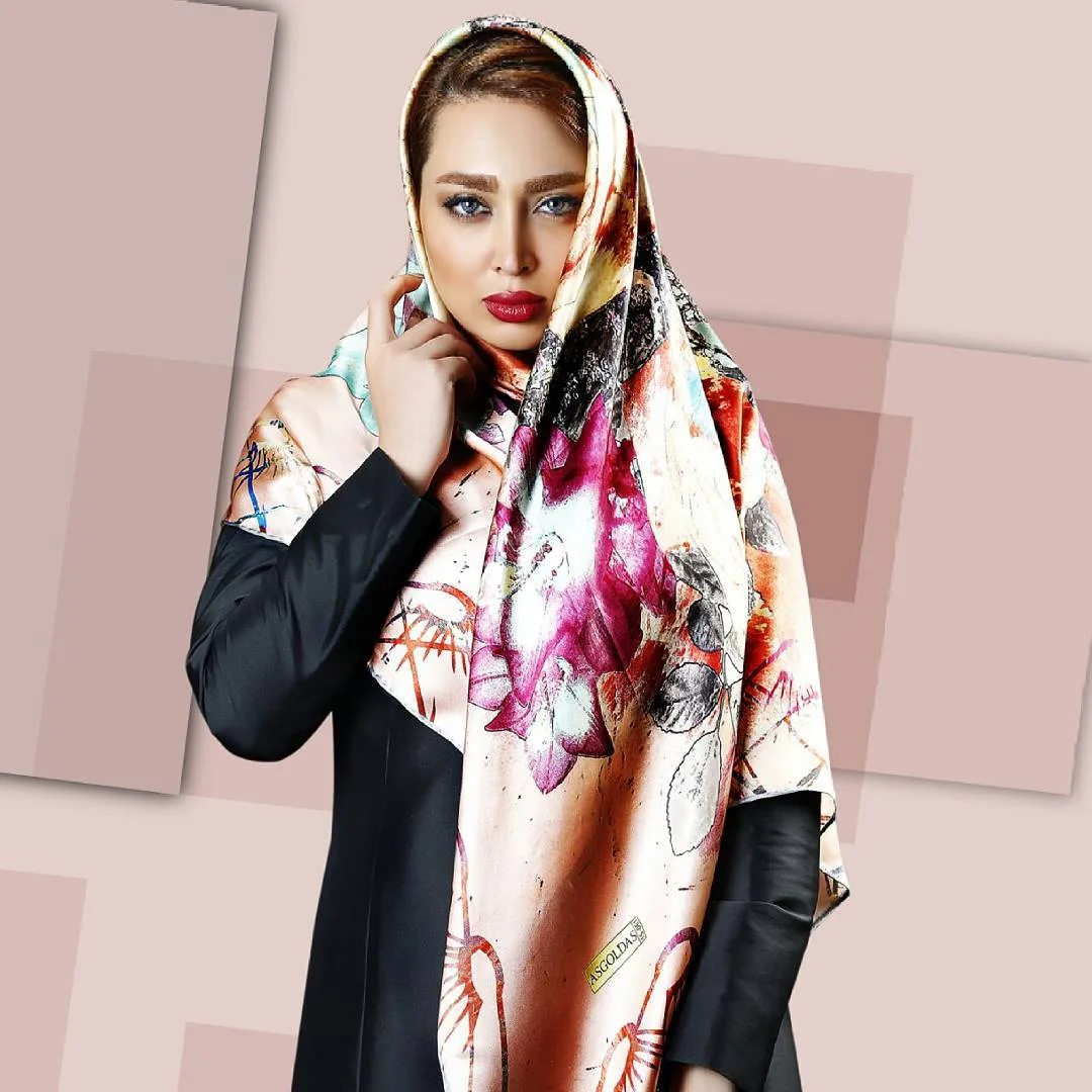 روسری، رنگ کرم، صورتی و مشکی، جنس ساتن، طرح گلدار، مربع