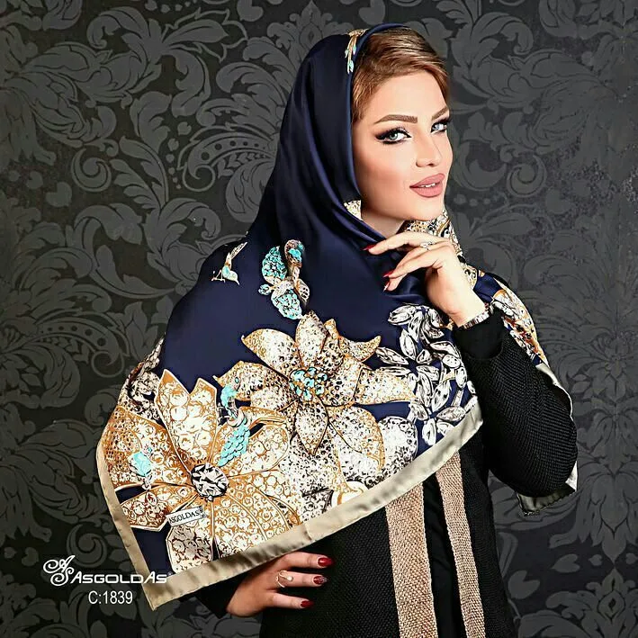 روسری، رنگ سرمه‌ای، طلایی و سفید، جنس ساتن، طرح گلدار، مربع