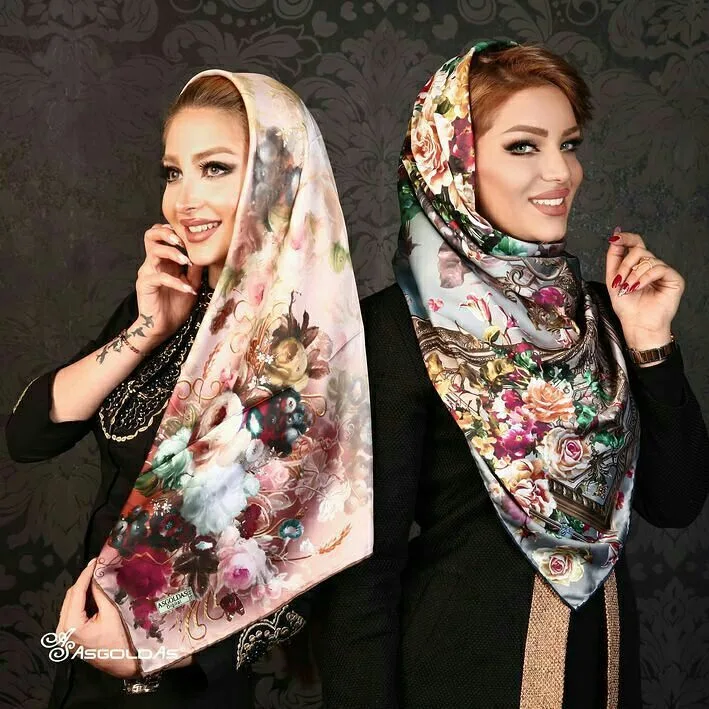 روسری ابریشم دست‌دوز قواره ۹۰، رنگ صورتی، سفید و سبز، جنس ساتن، طرح گلدار، مربع