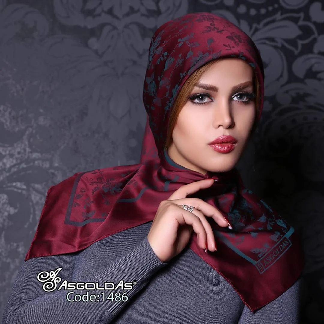 روسری نخ ابریشم دو رو، رنگ زرشکی و سرمه‌ای، جنس ساتن، طرح گلدار، مربع