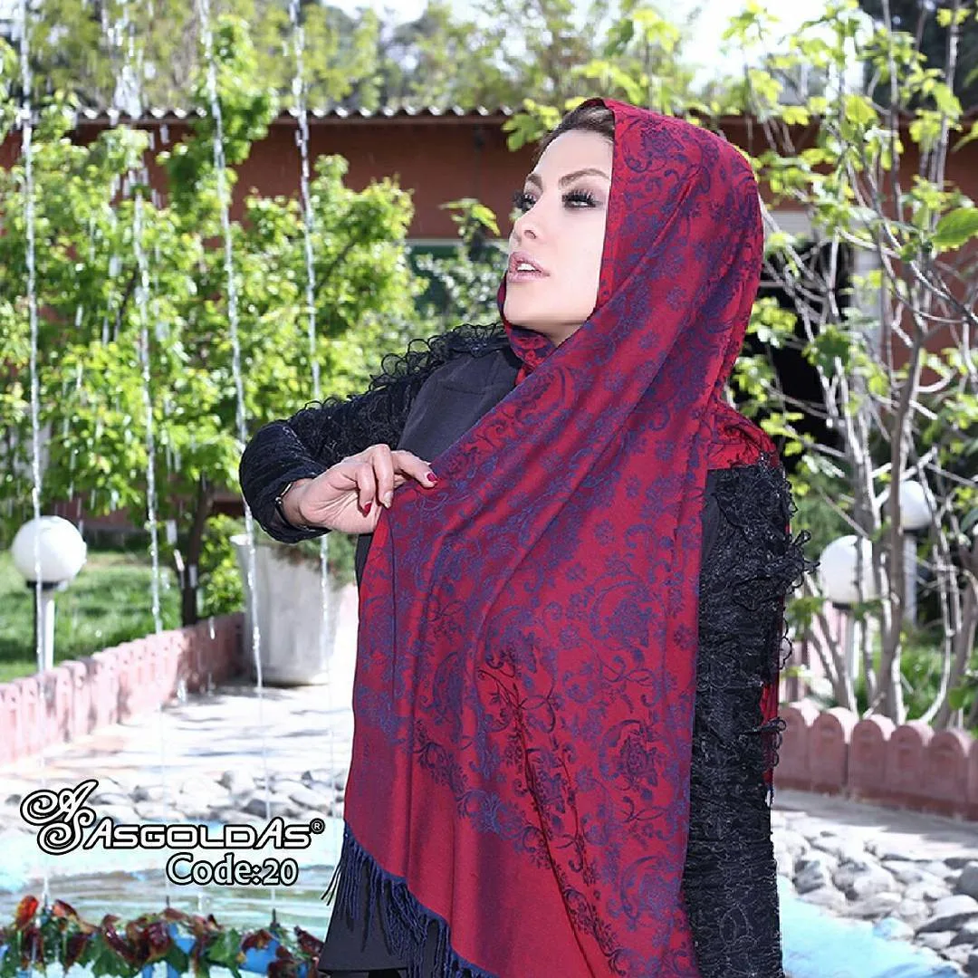 شال دو رو نخ ابریشم، رنگ قرمز و سرمه‌ای، طرح گلدار، مستطیلی، با ریشه