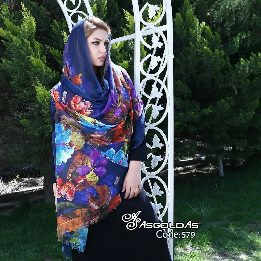 شال، رنگ سرمه‌ای، قرمز و آبی، طرح گلدار، مستطیلی، بلند