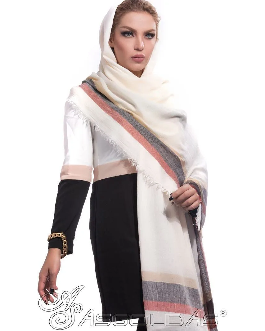 شال نخی ریشه سوزنی، رنگ کرم، خاکستری و صورتی، طرح راه‌راه، مستطیلی، ریش‌دار