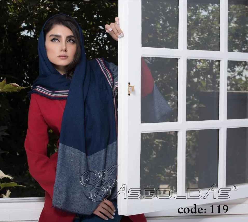 شال نخی پاییزه دستک ساده برشکا، رنگ سرمه‌ای، خاکستری و قرمز، طرح راه‌راه، مستطیلی، بلند