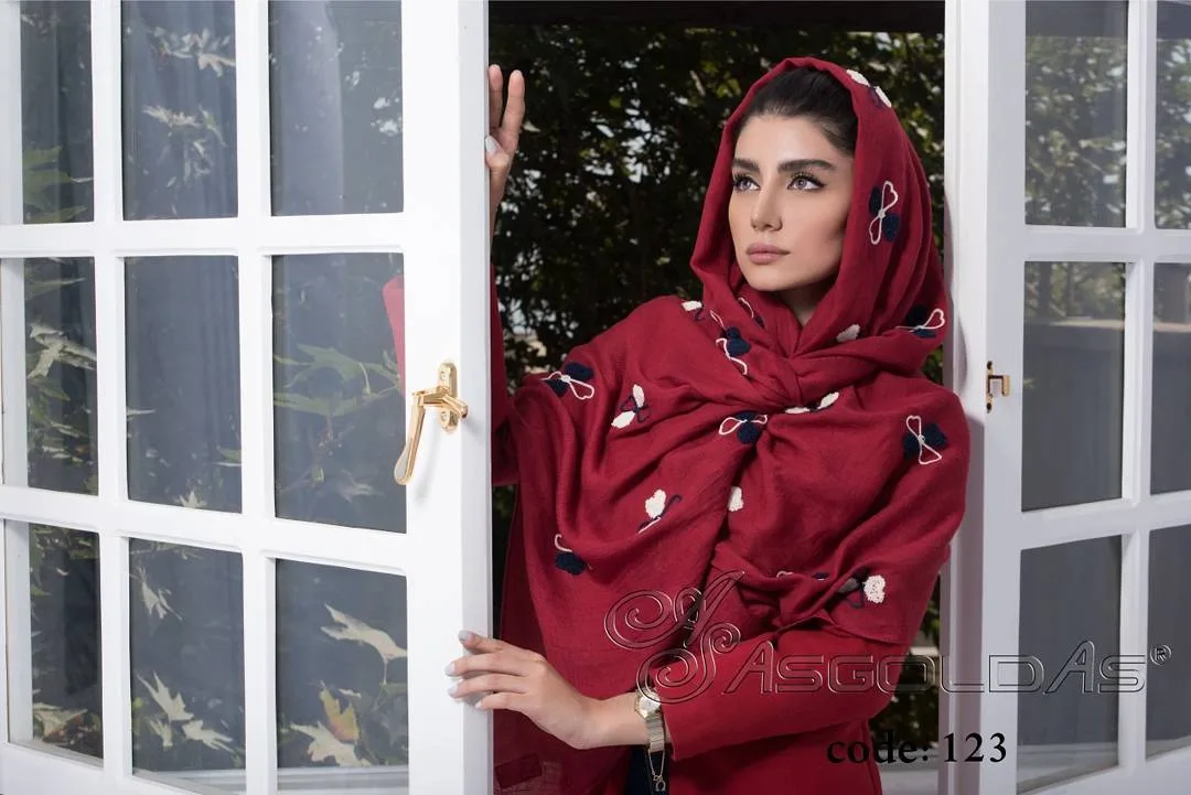 شال نخی پاییزه خامه‌دوزی، رنگ قرمز، سفید و سرمه‌ای، طرح گلدوزی، مستطیلی، بلند