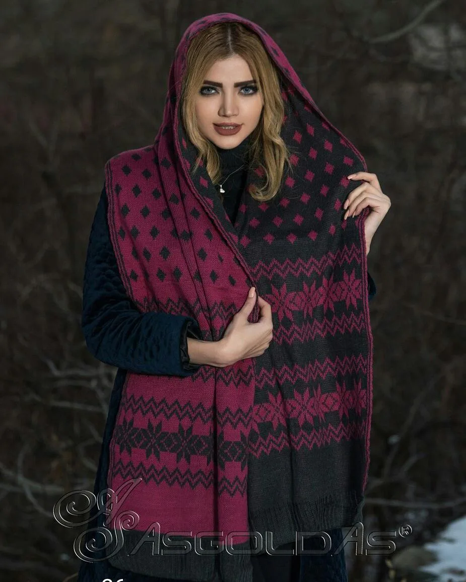 شال، رنگ سرخابی و مشکی، جنس بافتنی، طرح هندسی، مستطیلی بلند