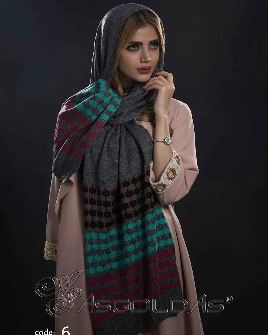 شال نخی، رنگ خاکستری، سبز و زرشکی، جنس بافتنی، طرح هندسی، مستطیلی، بلند