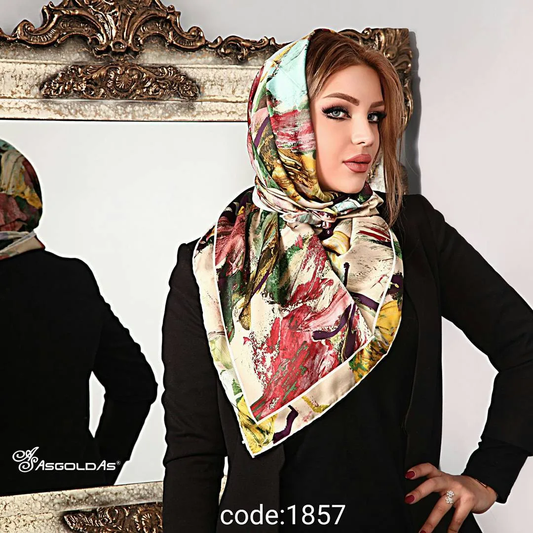 روسری ابریشم دور دست‌دوز قواره ۱۱۰، رنگ کرم، قرمز و سبز، جنس ساتن، مربع