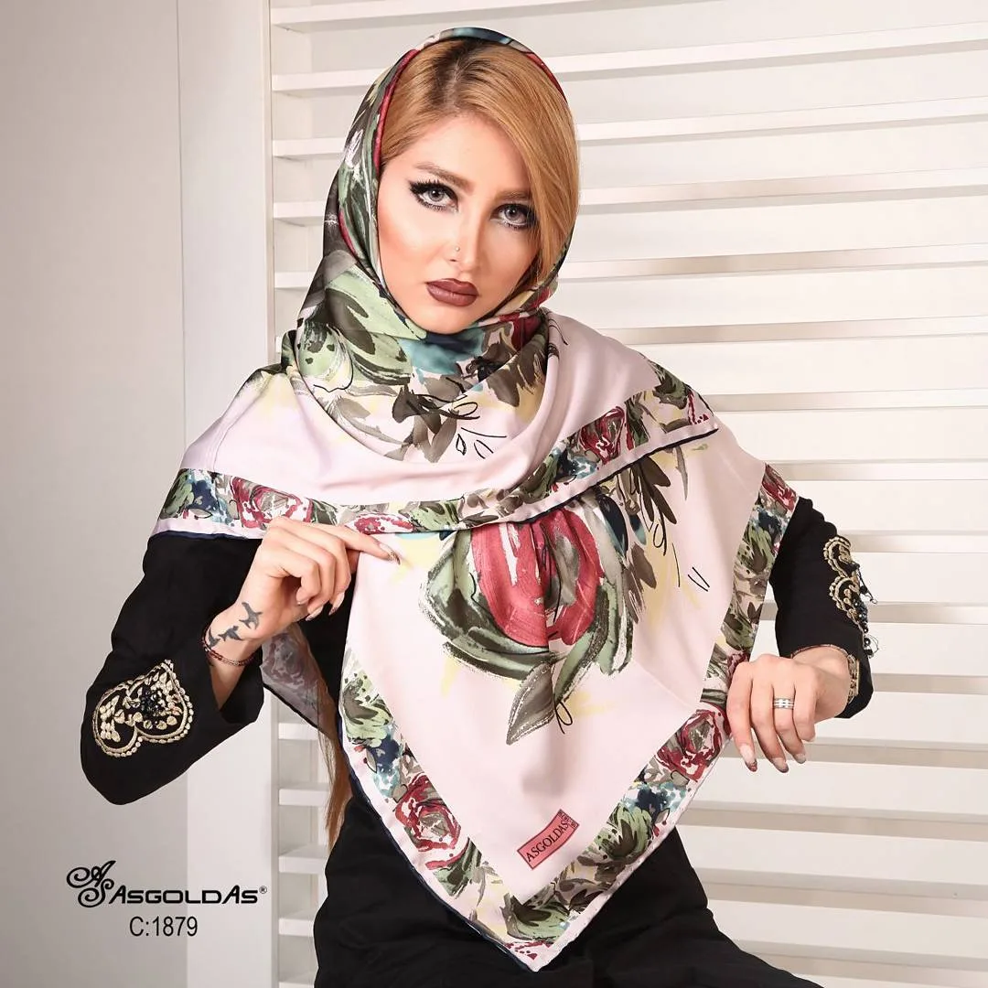 روسری ابریشم دور دست‌دوز قواره بزرگ، رنگ کرم، سبز و قرمز، جنس ساتن، طرح گلدار، مربع