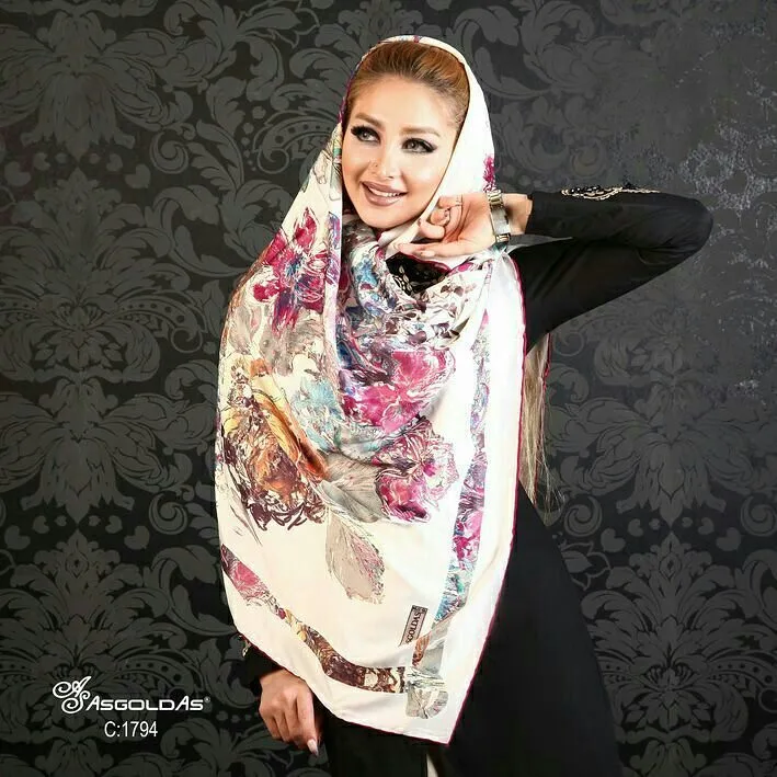 روسری ابریشم قواره بزرگ، رنگ سفید، صورتی و بنفش، جنس ساتن، طرح گلدار، مربع
