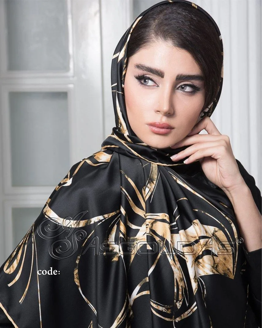 روسری، رنگ مشکی و طلایی، جنس ساتن، طرح هندسی، بزرگ قواره