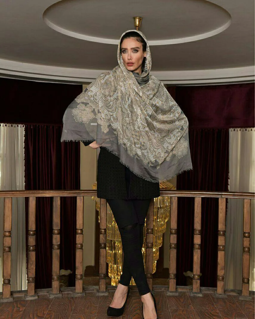شال، رنگ خاکستری و کرم، طرح گلدوزی، مستطیلی، بلند