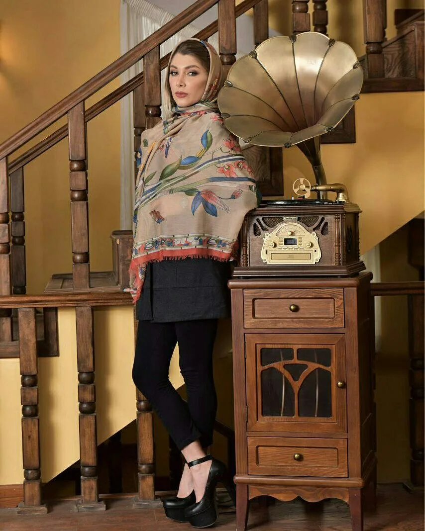 روسری، رنگ کرم، آبی و قرمز، طرح گلدار، مربع، بزرگ