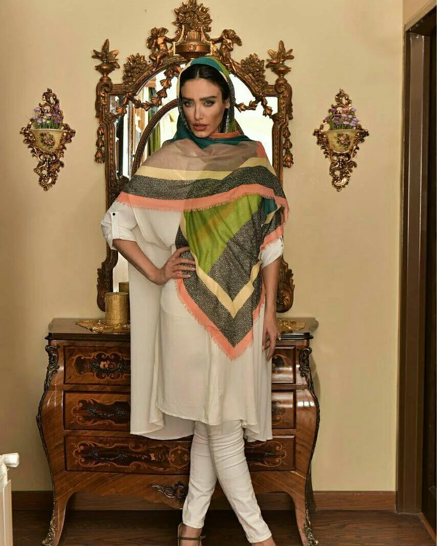 روسری، رنگ سبز، نارنجی، خاکستری و زرد، طرح هندسی، مربع، بزرگ