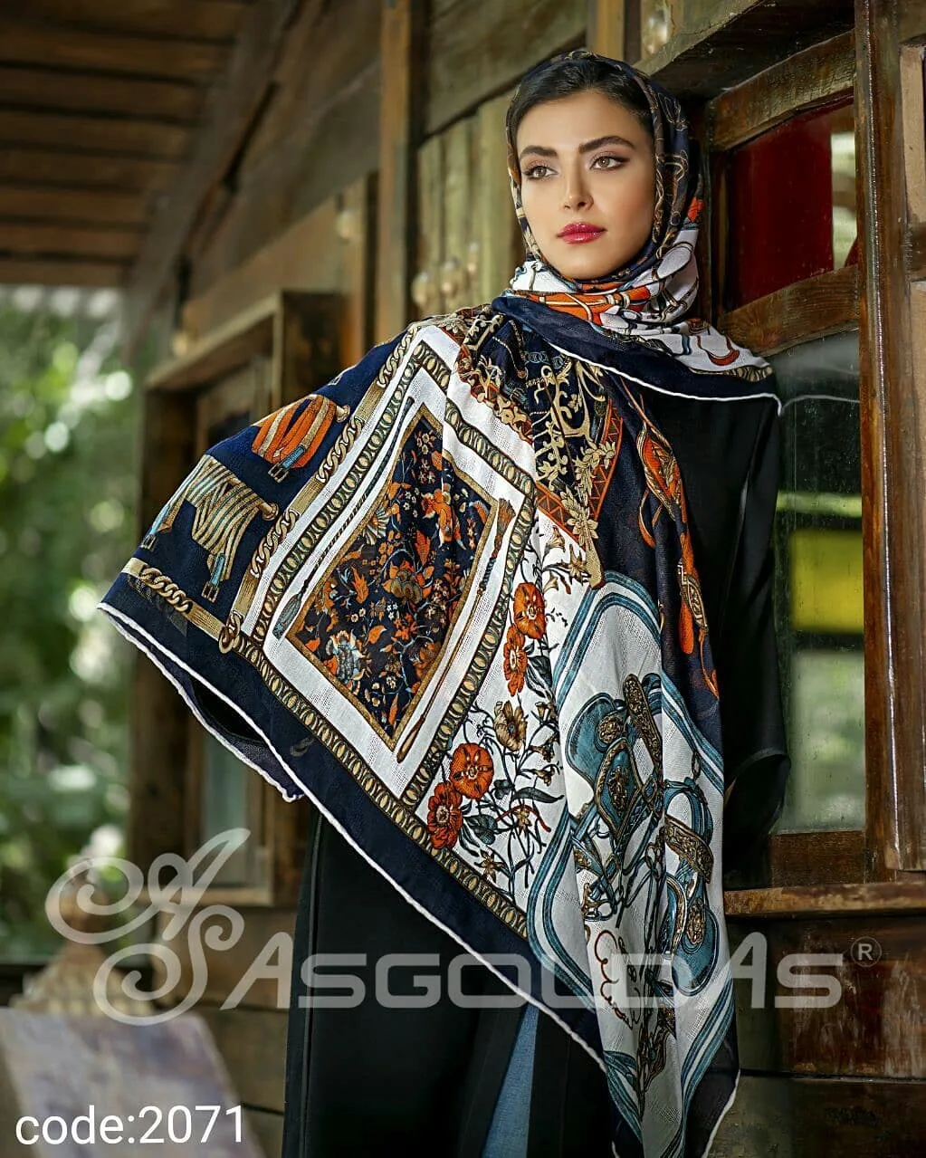 روسری نخی فانتزی ترک قواره ۱۴۰، رنگ سرمه‌ای، سفید و نارنجی، مربع، بزرگ