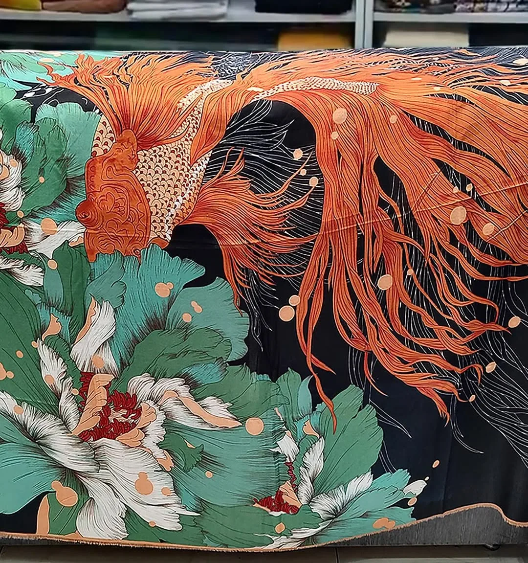 روسری سایز ۱۴۰ — نمای جزئیات — طرح ماهی و گل — عکس ۲